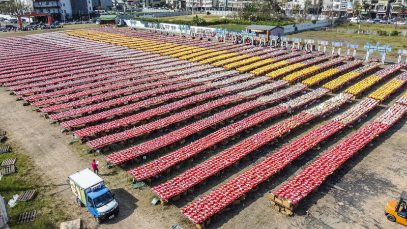 ▲高雄前鎮獅甲慈明宮舉辦「九朝祈安圓醮大典」，斥資1500萬元準備6122桌供品辦普度，會場滿滿供品，場面十分壯觀。（圖/記者張忠義攝）