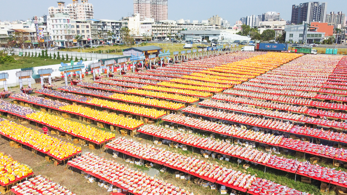 ▲高雄前鎮獅甲慈明宮舉辦「九朝祈安圓醮大典」，斥資1500萬元準備6122桌供品辦普度，會場滿滿供品，場面十分壯觀。（圖/記者張忠義攝）