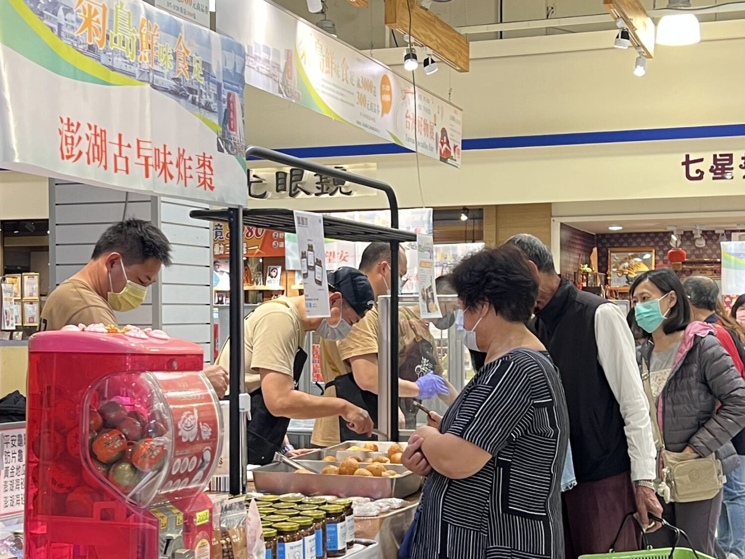 ▲「2025菊島鮮味食足」澎湖物產展,在大樂購物中心一樓特賣場登場。(圖/大樂購物中心提供)