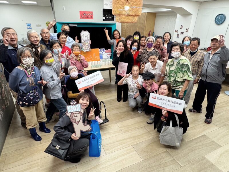 ▲和逸飯店高雄館偕弘道老人福利基金會齊做公益,捐贈240組沐浴用品,向社區長者傳遞關懷之意。(圖/和逸飯店提供)