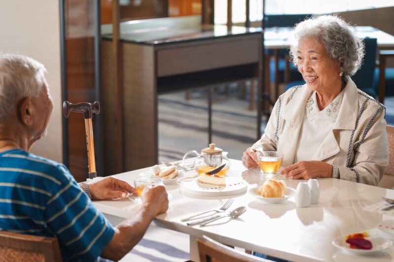 ▲和逸飯店高雄館提供拐杖輔具出借,並於餐廳桌邊設置拐杖固定架,讓長者擁有出遊及用餐的友善環境。(圖/和逸飯店提供)