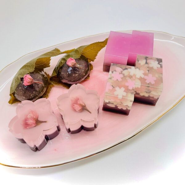 ▲歲時亭櫻花系列(順時針):櫻花葛羊羹、花月、櫻花羊羹、櫻花蕨饅頭。（圖/提平凡五金行供）