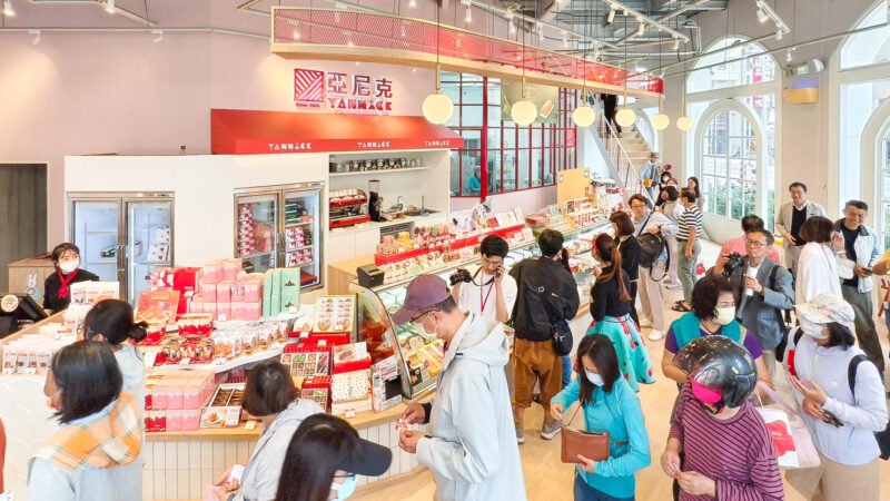 ▲歡慶高雄華夏旗艦店改裝開幕,亞尼克祭出最受捲迷期待的百元生乳捲活動。(圖/記者張忠義攝)