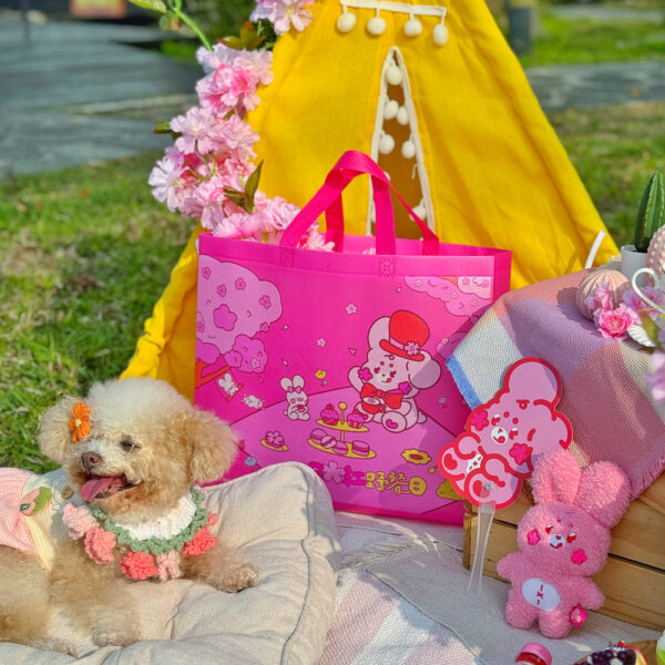 ▲夢時代會員即日起至夢時代APP扣88點OPENPOINT即可兌換限量早鳥野餐派對禮，內含多項好禮及粉紅野餐限定提袋。（圖/高雄夢時代提供）