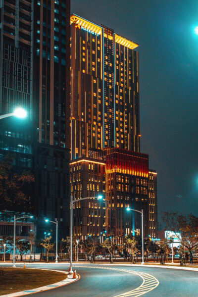 ▲高雄萬豪酒店外牆亮燈照。（圖/高雄萬豪酒店提供）