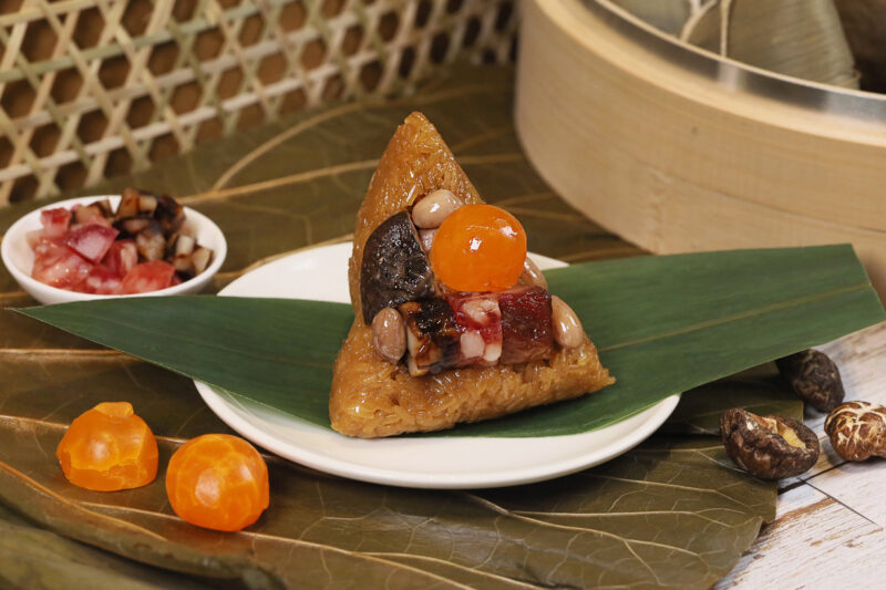 ▲主廚特製的「金銀叉燒花生粽」以醃製燜烤的蜜汁叉燒為主角，搭配金黃鴨蛋黃、香濃花生口感層次豐富，綿密鹹香。（圖/高雄萬豪酒店提供）