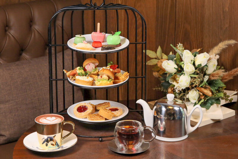▲京心咖啡廳推出全新「森林饗宴雙人午茶」，即日起至10月31日每日下午2點30分至5點供應，以精緻三層架呈現歐式鹹甜點組合，展現英式午茶的優雅氛圍。（圖/高雄萬豪酒店提供）