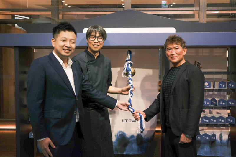 ▲麵屋一燈坂本幸彥社長(右起)、主廚陳之穎與台灣團隊主理人賴三禹齊聚敲響神社祈福鈴，共同為高雄夢時代店揭開序幕。（圖/麵屋一燈提供）