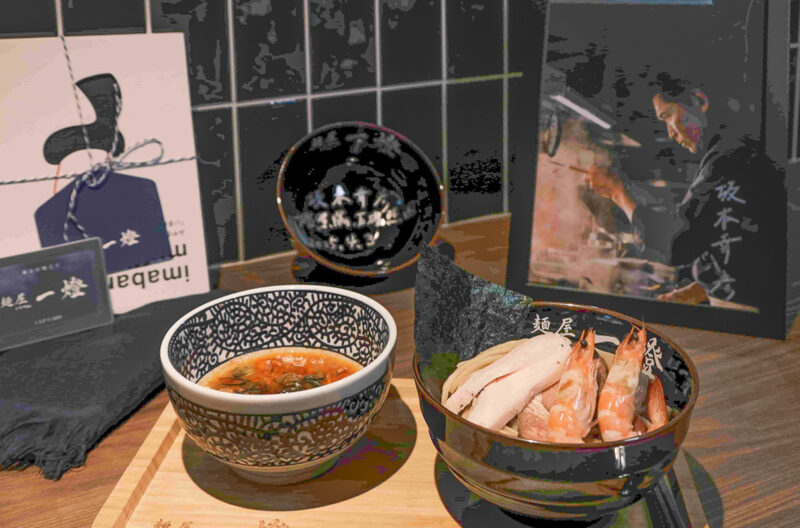 ▲高雄夢時代店限定逸品—「濃厚海老沾麵」(定價328)，以胭脂蝦蝦油、櫻花蝦與赤蝦粉交織出極致鮮味，搭配白蝦、雞肉叉燒與炙燒豬叉燒，呈現層次豐富的海陸饗宴。（圖/麵屋一燈提供）