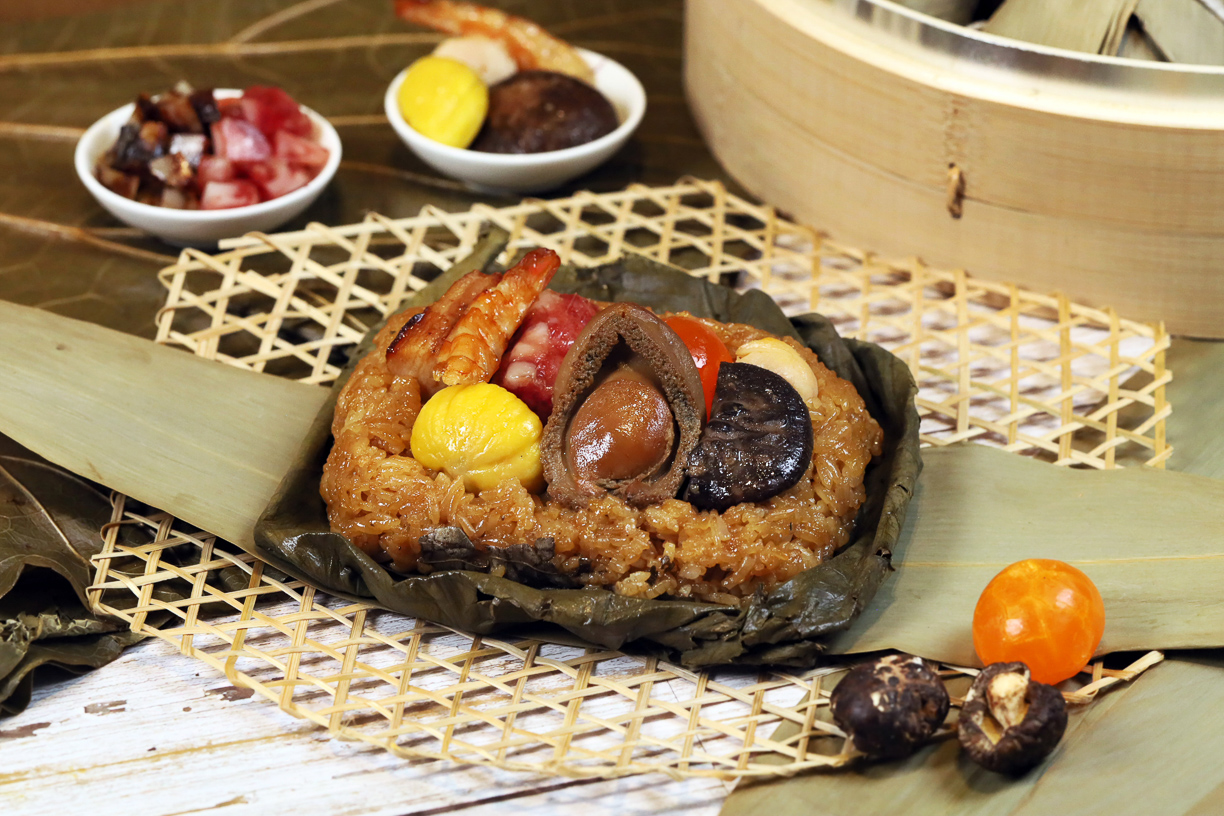 ▲深受饕客喜愛的鮑魚干貝裹蒸粽強勢回歸，保留老廣東的傳統風味，濃郁鮮美澎湃豐美。（圖/高雄萬豪酒店提供）