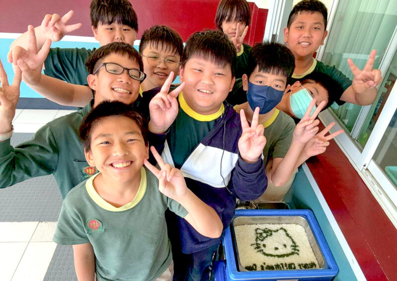 ▲運用AI軟體與硬體設備，將祝福巧妙地呈現在午餐中。（圖/中華藝校提供）
