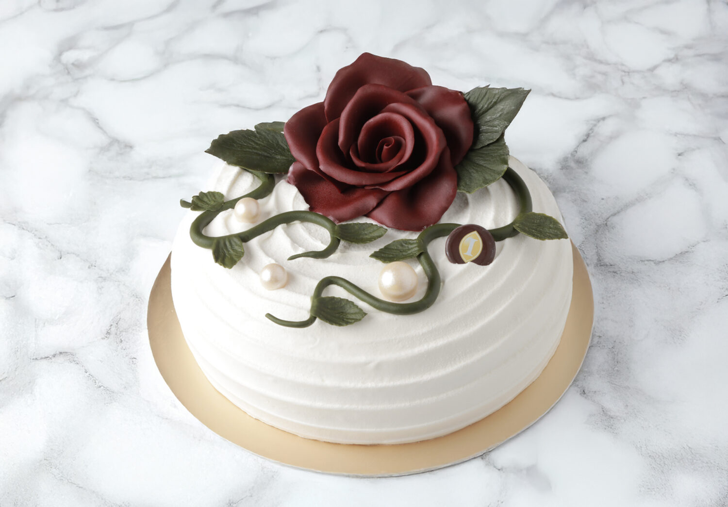 ▲高雄洲際烘焙坊Delicatesse「2025 愛您,愛我」母親節蛋糕:玫瑰馨意蛋糕。(圖/高雄洲際酒店提供)