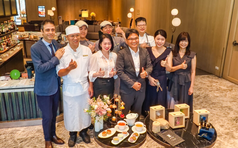 ▲高雄洲際酒店今天舉行「茶香花語」下午茶媒體發佈會，（左起為高雄洲際酒店西點團隊、高雄洲際酒店行銷業務總監 陳佩詩、高雄市觀光局副局長 孫春良、Hardy&Ivy英茶香創辦人 陳昀瑄、永生花藝術家 林小霜）。（圖/記者張忠義攝）