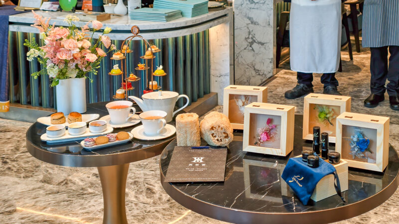 ▲高雄洲際酒店攜手台灣混紡茶品牌「Hardy&Ivy 英茶香」及永生花藝術家林小霜，跨界打造母親節感恩月限定「茶香花語・溫情雙人下午茶」。（圖/記者張忠義攝）