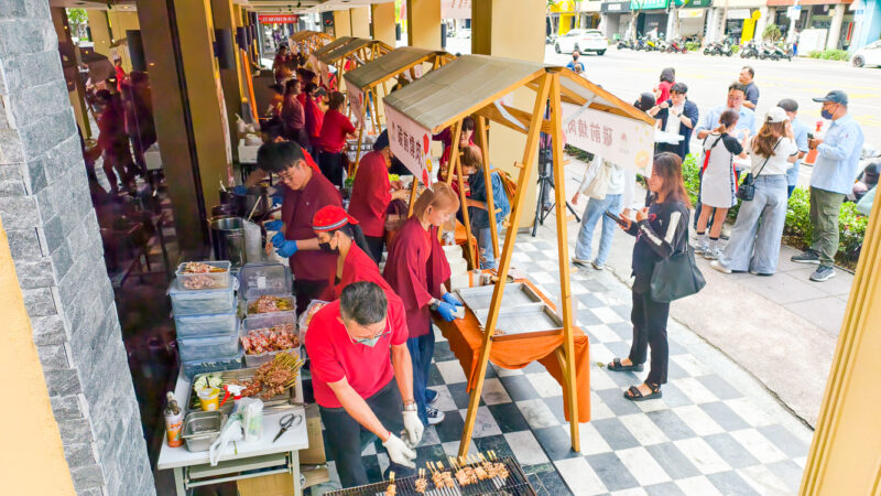 ▲今天義賣所得將全數捐贈「前金區公所公益使用」與「社團法人高雄市愛護流浪狗協會（趙媽媽狗園）」，讓愛的溫度，延伸至社會每一個角落。（圖/記者張忠義攝）