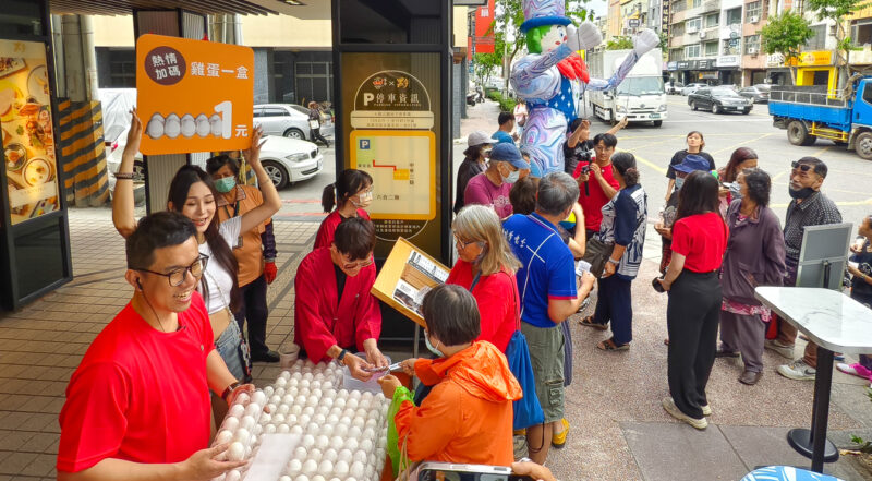 ▲現場憑3張未兌發票再加1元，即可排隊搶購雞蛋一盒，以及高麗菜活動，人氣強強滾。（圖/記者張忠義攝）