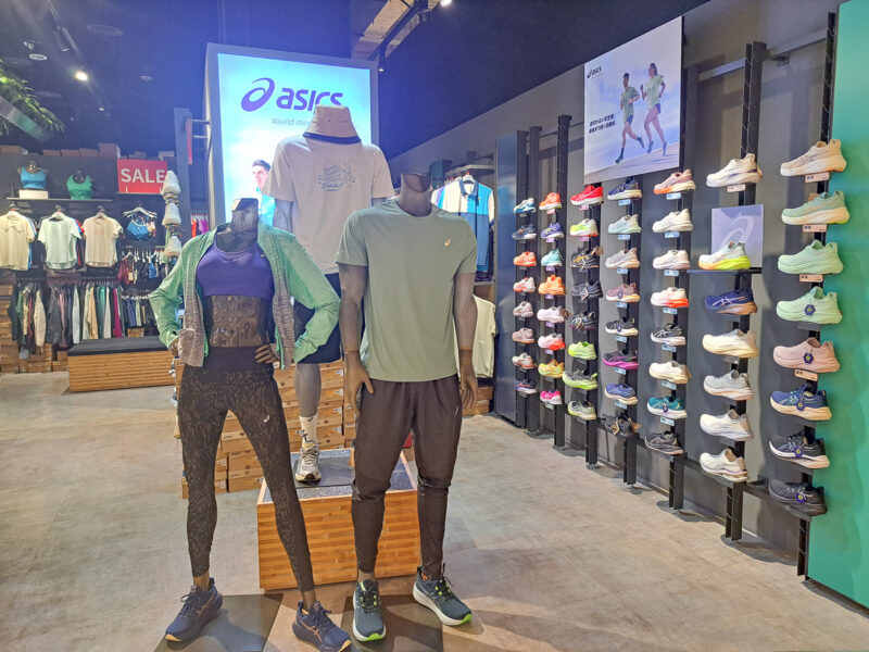 ▲ASICS 台灣第一家最新 OUTLET 概念店4.26(六)reopen，4.26(六)-5.11(日)5 折。（圖/SKM Park Outlets高雄草衙提供）