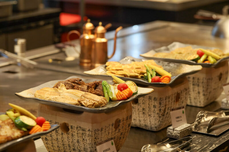 ▲以天然、新鮮的食材擄獲饕客味蕾的「京享蔬食百匯餐廳」祭出餐券買十送二的優惠。（圖/高雄萬豪酒店提供）