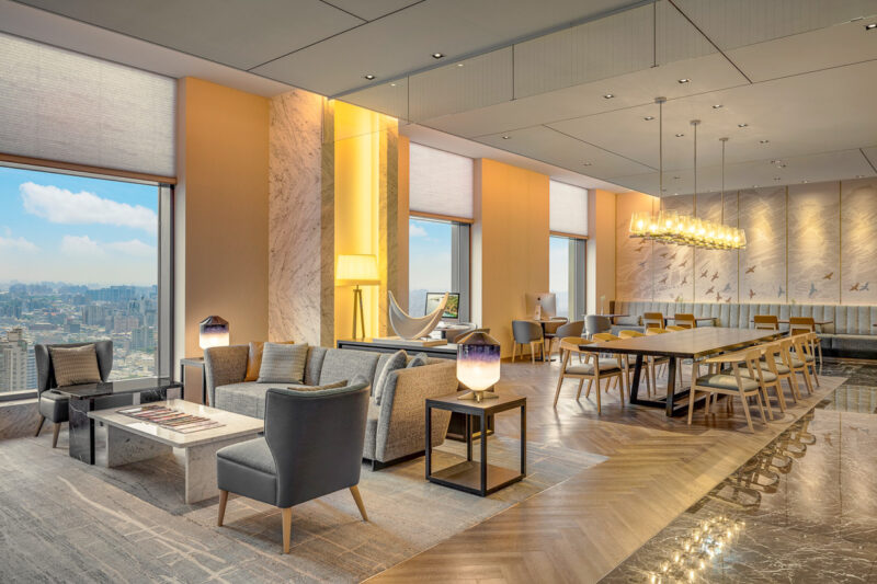▲位於酒店33樓的行政酒廊，供應精緻早餐、歡樂雞尾酒時光與全日輕食飲料。（圖/高雄萬豪酒店提供）
