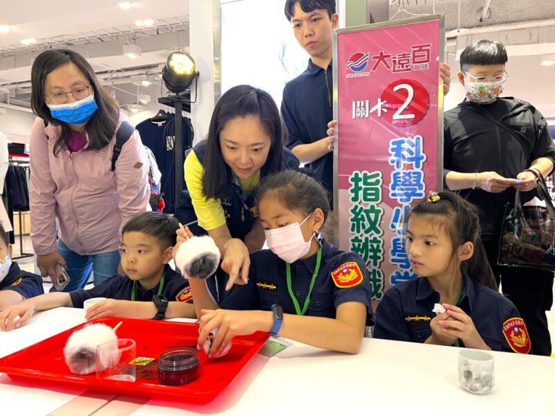 ▲高雄大遠百在母親節前夕，號召百名小朋友變身反毒小英雄，打擊犯罪，向孩童傳遞正確的反毒觀念。（圖/高雄大遠百提供）