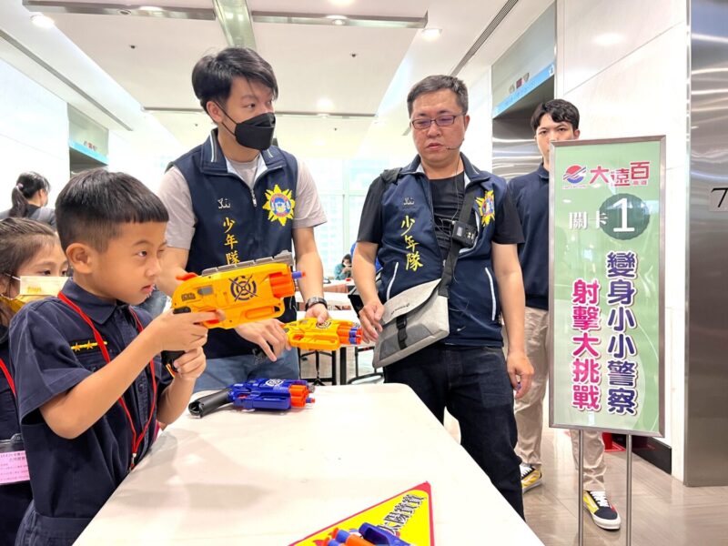 ▲高雄大遠百在母親節前夕，號召百名小朋友變身反毒小英雄，打擊犯罪，向孩童傳遞正確的反毒觀念。（圖/高雄大遠百提供）