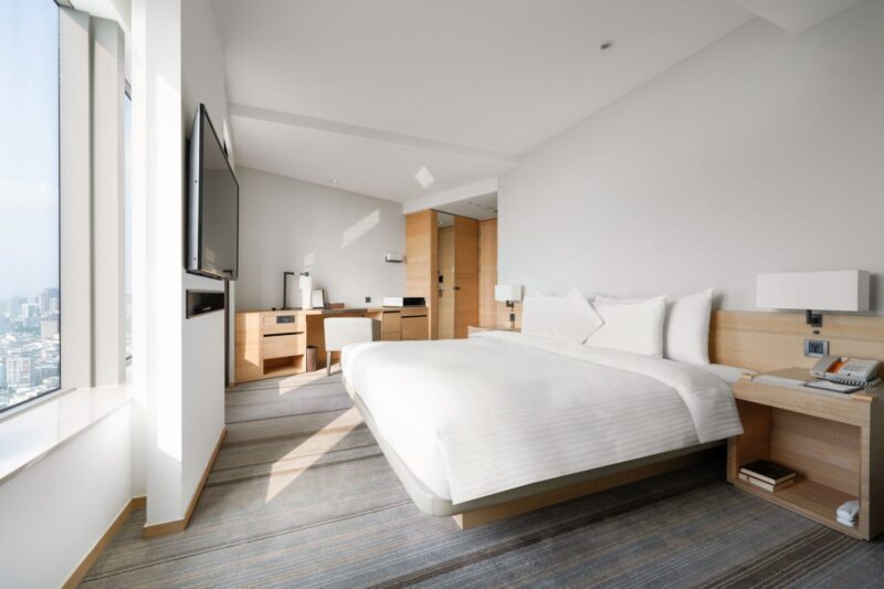 ▲端午假期預訂和逸飯店·高雄中山館「搭高鐵·和逸慕軒舒眠遊」住房專案，入住每晚3,300元起，加購高鐵車票享7折起優惠。（圖/提和逸飯店供）