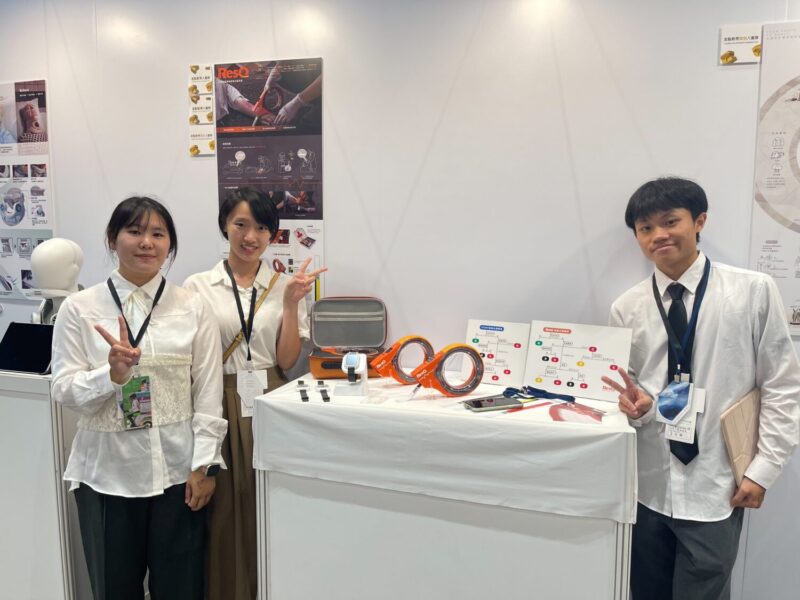 ▲黃柏翰、邱愉淨、危珈妤以《ResQ大量傷患救援檢傷分級系統》榮獲產品設計類金點新秀設計獎。（圖/高科大創新設計學院提供）