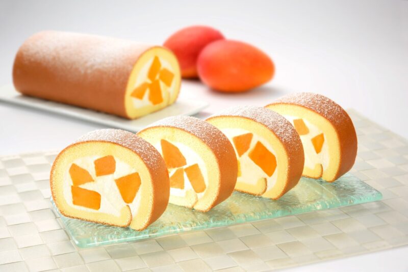 ▲亞尼克新鮮芒果生乳捲指定使用屏東枋山盧家芒果，招牌北海道奶霜捲進金黃寶石的盛夏好滋味，售價565元。（圖/亞尼克提供）