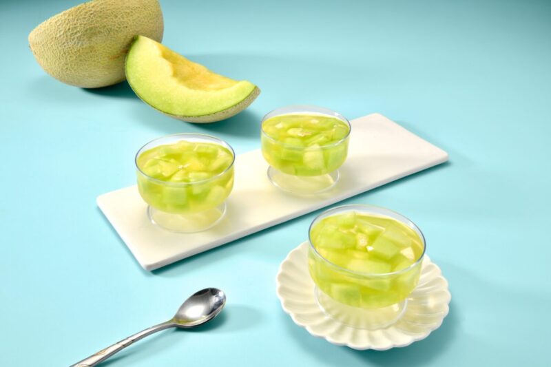 ▲亞尼克Hello蜜瓜凍嚴選綠肉網紋哈密瓜，晶瑩剔透的果凍封存哈蜜瓜濃郁果香與脆甜，入口滑嫩沁涼，售價89元。（圖/亞尼克提供）