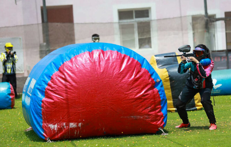 ▲高雄市第13屆議長盃全國漆彈錦標賽昨天登場，戰況激烈，場上選手全神貫注，默契十足。（圖/高雄市漆彈推廣協會提供）