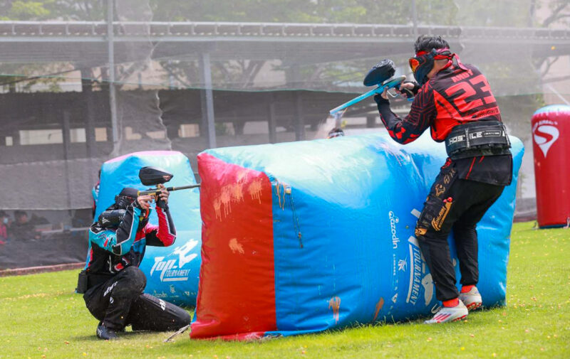 ▲高雄市第13屆議長盃全國漆彈錦標賽昨天登場，戰況激烈，場上選手全神貫注，默契十足。（圖/高雄市漆彈推廣協會提供）