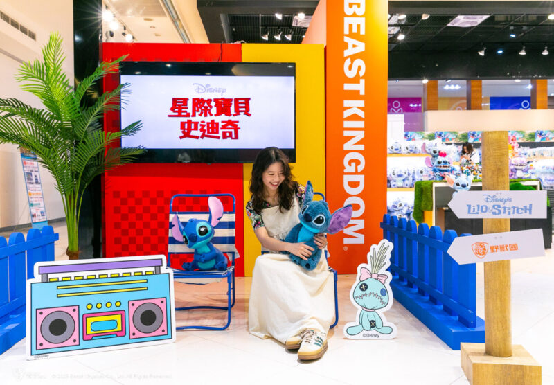 ▲迪士尼「玩在一奇 盛夏快閃店」即日起至6月15日在高雄夢時代八樓，與粉絲共度最奇幻的盛夏假期。（圖/高雄夢時代提供）