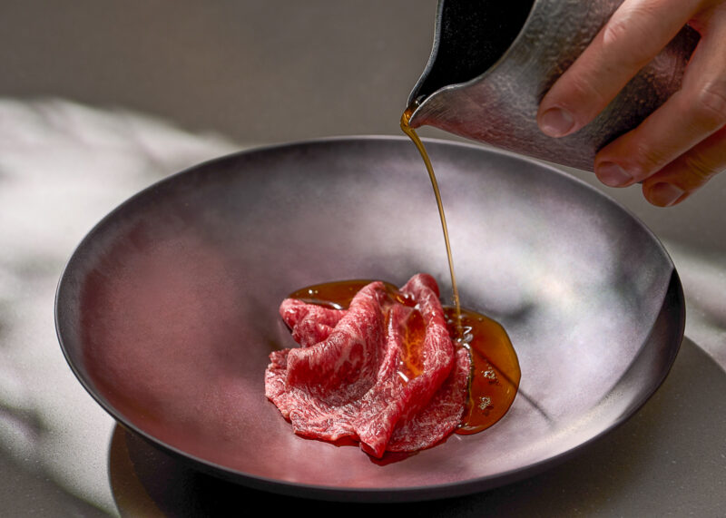 ▲「近江牛/ consommé /枸杞」採取汆燙方式淋入法式澄清熱湯。(圖/主辦單位提供)