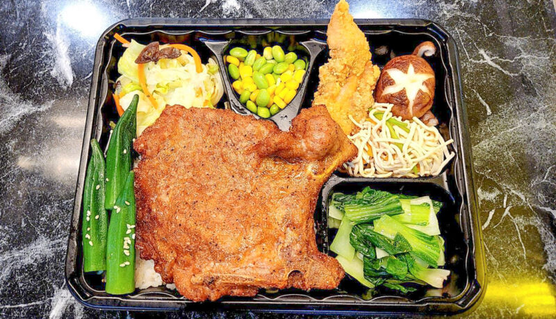 ▲Global Mall新左營車站「鐵路便當節」推梁社漢排骨「限定雙拼便當」推薦價169元。（圖/Global Mall新左營車站提供）