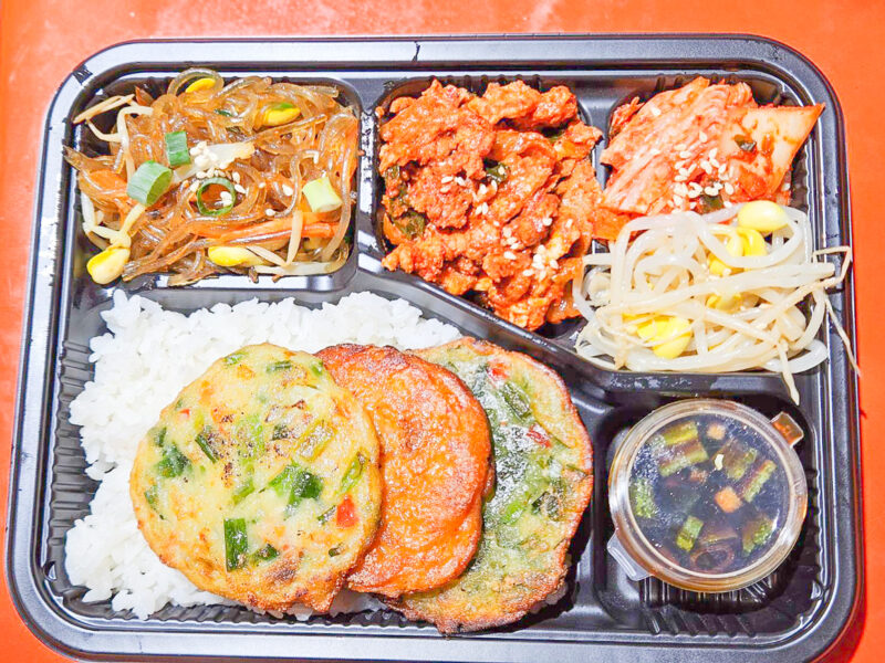 ▲Global Mall新左營車站「鐵路便當節」推家常飯朴老師「綜合便當」推薦價220元。（圖/Global Mall新左營車站提供）