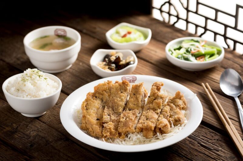 ▲Global Mall新左營車站推耕讀園「黃金酥炸雞排套餐」會員獨享價370元。(圖/Global Mall新左營車站提供)