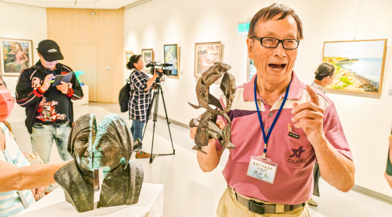 ▲資深藝術家許一男老師此次也展出兩件百號大型油畫《澎湖清水灣》與《功夫》。（圖/記者張忠義攝）