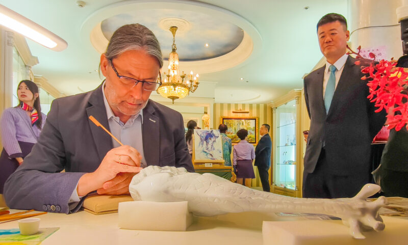 ▲麥森大師馬第斯．修茲首度蒞臨高雄大立百貨公司。（圖/記者張忠義攝）