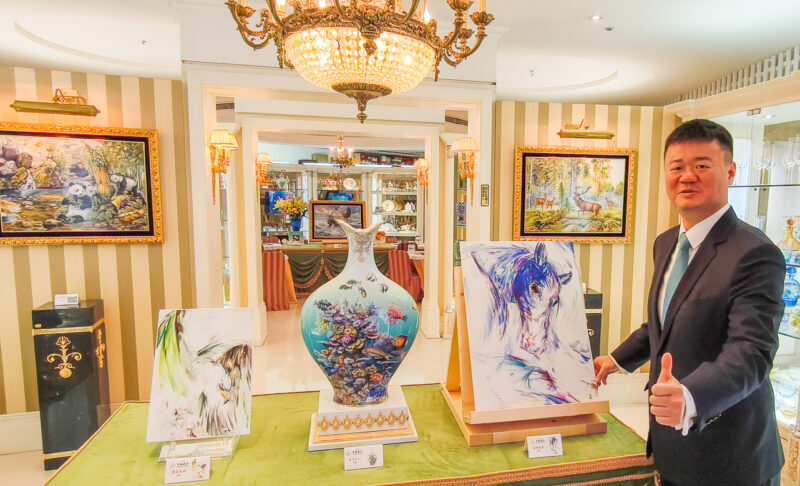 ▲國裕執行董事欒慎寰指出，除《海洋之心》花瓶定價高達8百多萬元外，另兩件兩幅壁畫《鷹氣風發》（前左）、《馳騁萬里》（前右），也是這次麥森瓷器來台巡迴展中，最貴的三件作品。（圖/記者張忠義攝）