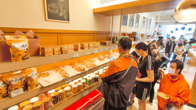 ▲「純新Milk17」武廟旗艦店,推出9元菠蘿麵包的限量大搶購,所有商品全部85折優惠。(圖/記者張忠義攝)