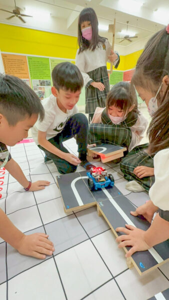 ▲在操作過程中發現錯誤，培養解決問題的能力。（圖/中華藝校提供）