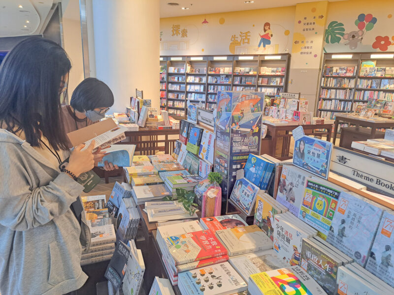 ▲大道東三樓 金石堂「有故事的畢業季」，6.30(一)前填寫畢業故事。（圖/SKM Park Outlets高雄草衙提供）