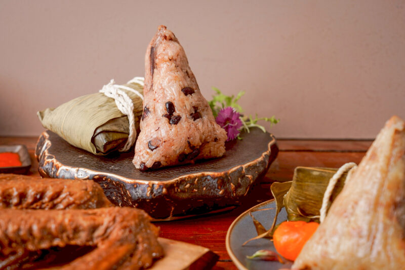 ▲「月見紅豆糯米粽」選用萬丹紅豆與糯米混合作為外皮，包裹甜蜜紅豆餡及鹹蛋黃，口感綿密交織，甜而不膩。（圖/承億酒店提供）