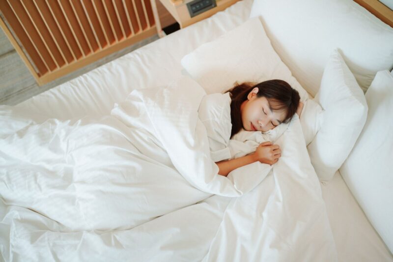 ▲和逸飯店·高雄中山館「搭高鐵·和逸慕軒舒眠遊」住房專案推薦7款不同高度與功能的枕頭，可依睡眠習慣挑選，高鐵Togo會員加碼贈舒眠好物組。（圖/提和逸飯店供）