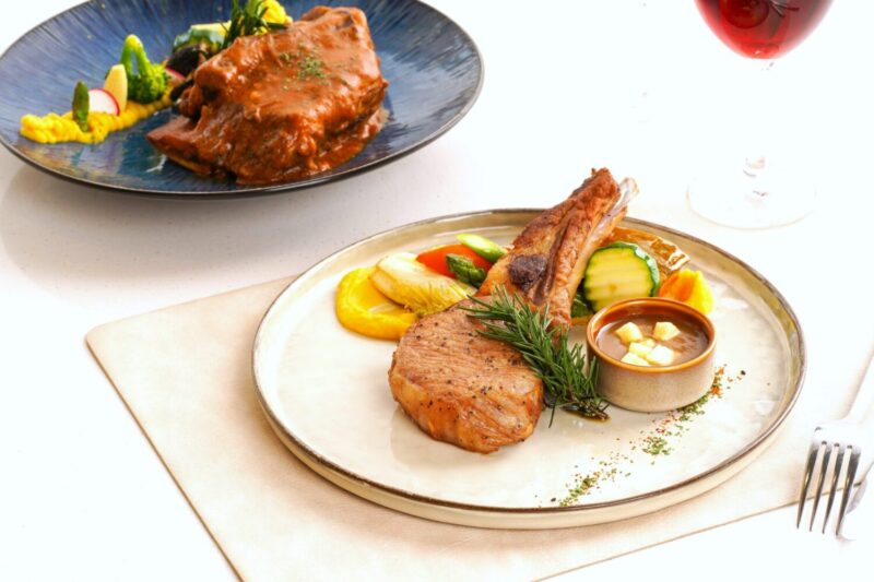 ▲Cozzi THE Roof餐廳新一季餐點「台灣黑豬帶骨里肌佐蘋果醬」，經主廚巧手烹飪出獨特風味，即日起至6月30日推出「和逸感謝祭」餐飲優惠。（圖/提和逸飯店供）