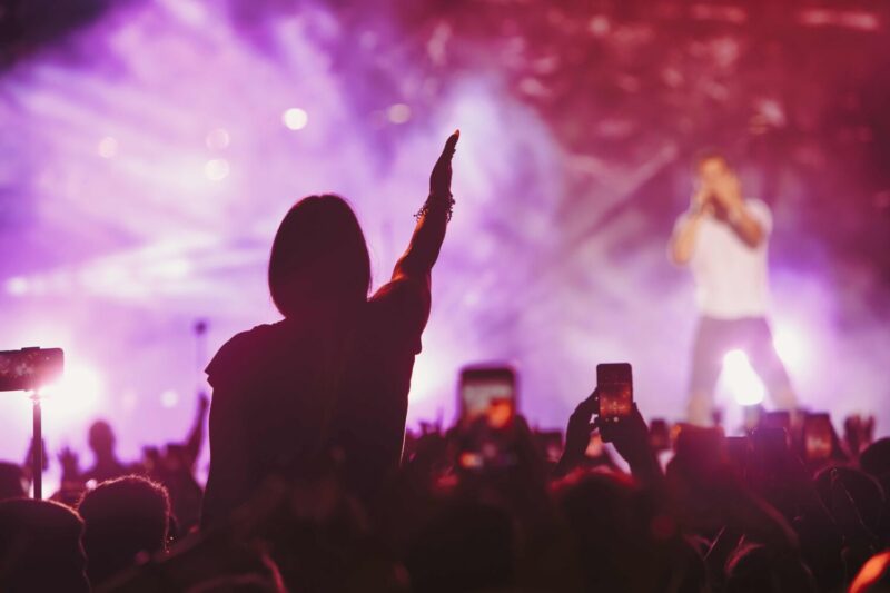 ▲義大皇家酒店「音浪狂潮」住房專案 推出演唱會來回接駁。（圖/義大皇家酒店提供）