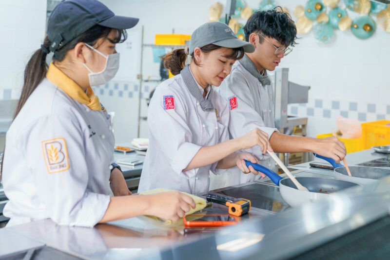 ▲舊振南與高雄餐旅大學合作推動「漢餅技藝與創新課程」，教授學生從製作基礎到產品開發的完整流程，課程亦引進文化講師，從技術到美學全方位培育漢餅烘焙專才。（圖/舊振南提供）