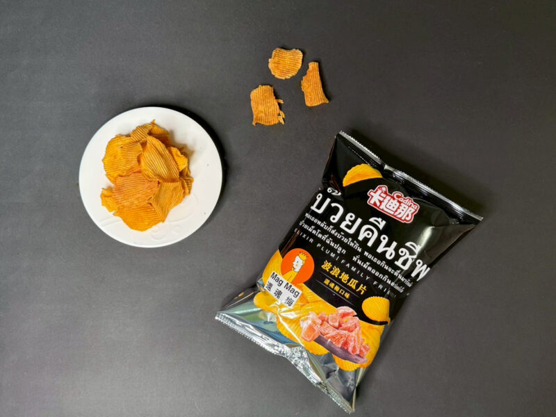 ▲全新波浪造型地瓜片登場！結合還魂梅的酸香與地瓜片的酥脆甜香，讓人一片接一片停不下來。