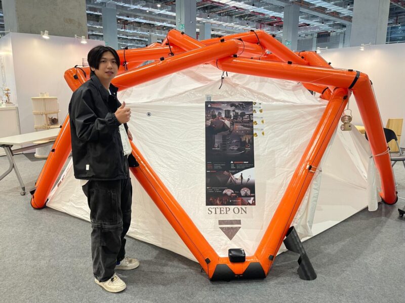 ▲林翊文同學以《ANABIOSIS DROP災民快速收容方案》榮獲產品設計類金點新秀設計獎。(圖/高科大創新設計學院提供)