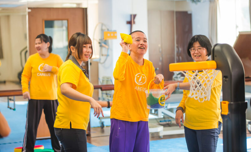 ▲治療師透過復健課程 延緩憨兒退化速度。（圖/喜憨兒基金會提供）
